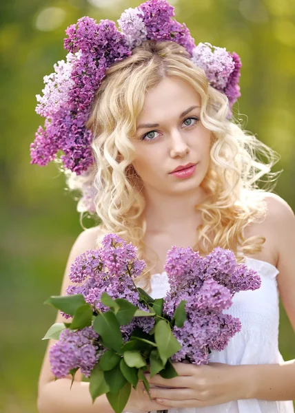 Retrato de uma bela jovem na primavera — Fotografia de Stock