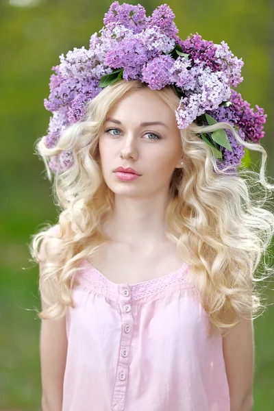 Retrato de una hermosa joven en primavera — Foto de Stock