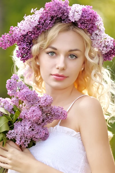 Retrato de una hermosa joven en primavera —  Fotos de Stock