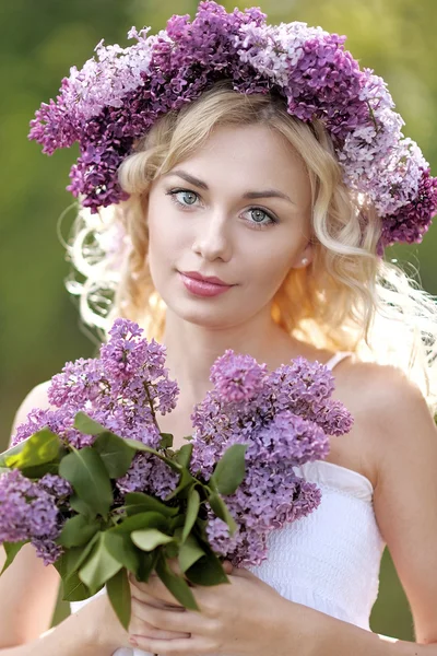 Retrato de una hermosa joven en primavera — Foto de Stock