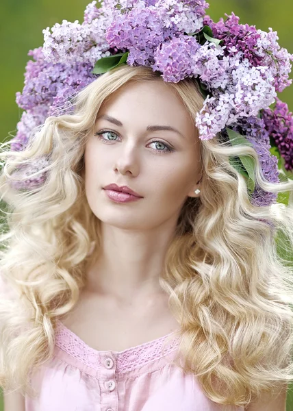 Portrait of a beautiful young girl in spring — Stock Photo, Image