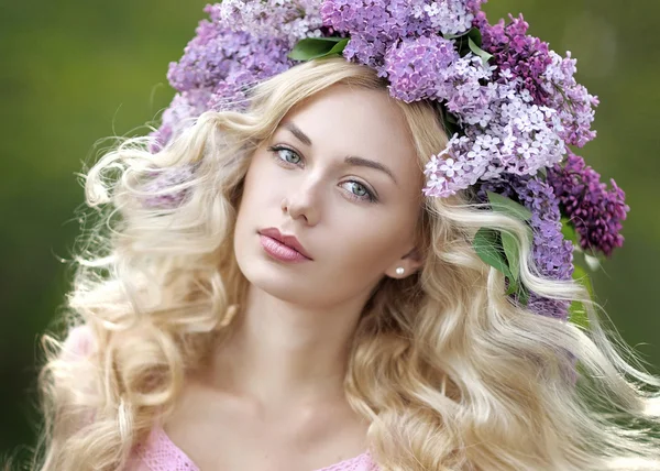 Portrait of a beautiful young girl in spring — Stock Photo, Image