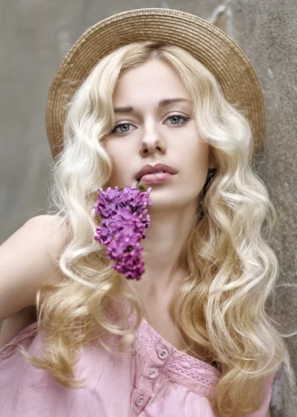 Retrato de una hermosa joven en primavera — Foto de Stock