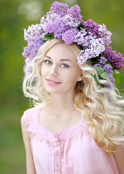 Portret van een mooi jong meisje in het voorjaar van — Stockfoto