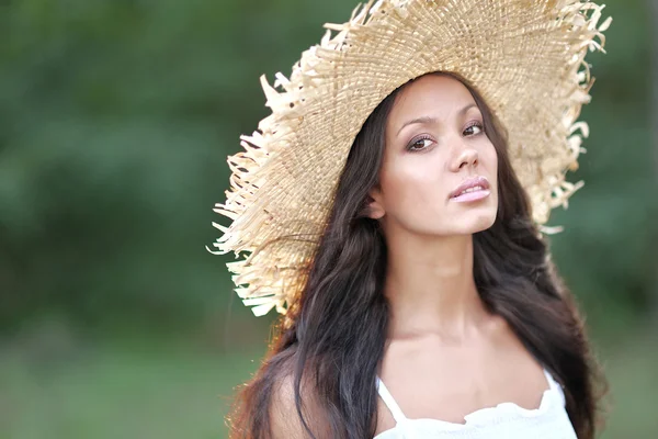 Portrait d'une belle jeune fille en été — Photo