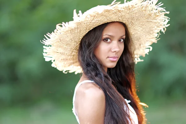 Portrait of a beautiful young girl in summer — Stock Photo, Image