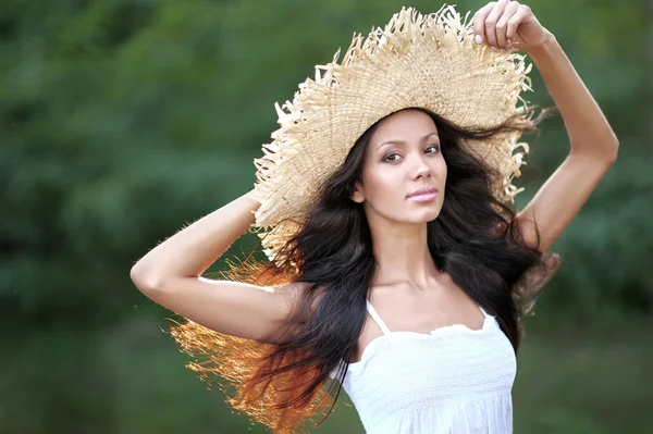 Portret van een mooi jong meisje in de zomer — Stockfoto