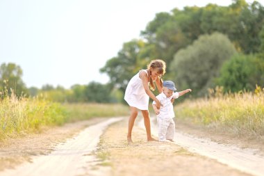 Küçük kız ve erkek kardeşim yaz doğada 