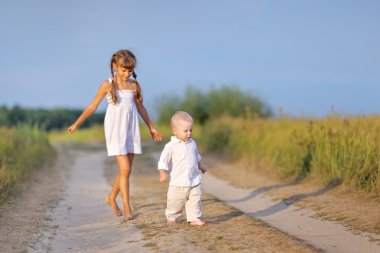 Küçük kız ve erkek kardeşim yaz doğada 