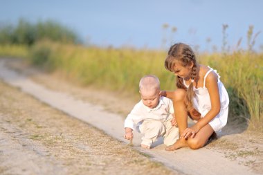 Küçük kız ve erkek kardeşim yaz doğada 