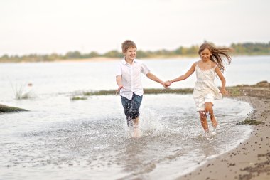 Bir erkek ve bir kız plajda çalışan portresi