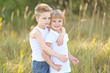 Bir erkek ve kız yaz çayır üzerinde portre