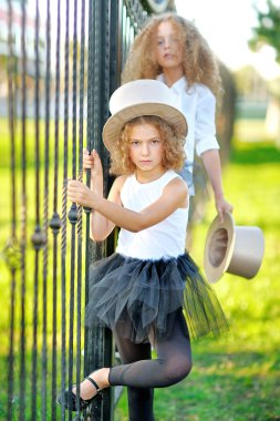 portre bir iki güzel küçük kız moda