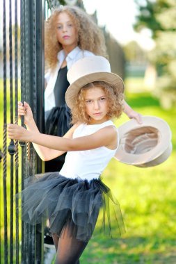 portre bir iki güzel küçük kız moda