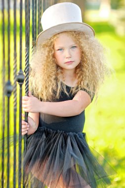 güzel bir moda portre küçük kız