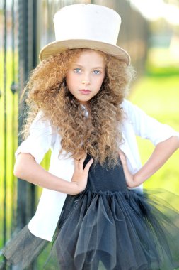 güzel bir moda portre küçük kız
