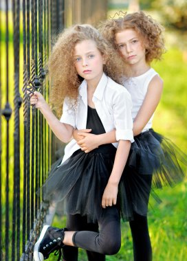 portre bir iki güzel küçük kız moda