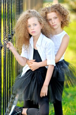 portre bir iki güzel küçük kız moda