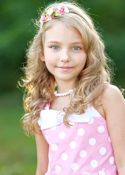 Retrato de una hermosa niña en rosa — Foto de Stock