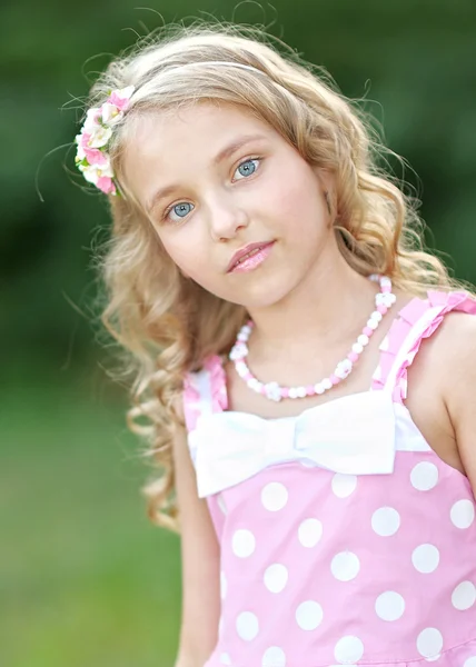 Porträtt av en vacker liten flicka i rosa — Stockfoto