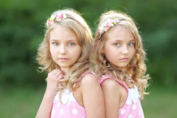 Retrato de dos niñas gemelas — Foto de Stock