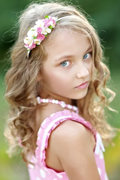 Retrato de una hermosa niña en rosa — Foto de Stock