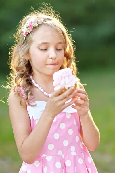 Retrato de una hermosa niña en rosa —  Fotos de Stock