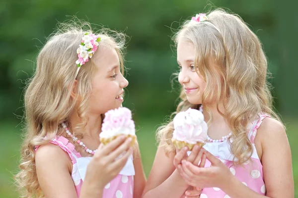 Portret van twee kleine meisjes Tweelingen — Stockfoto