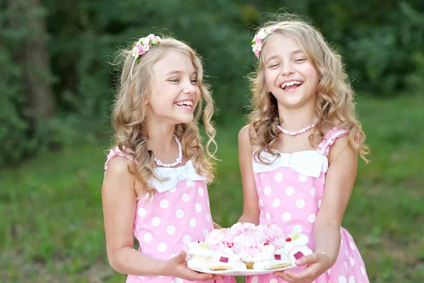 Porträtt av två små flickor tvillingar — Stockfoto
