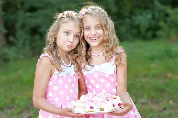 Portrait de deux petites filles jumelles — Photo