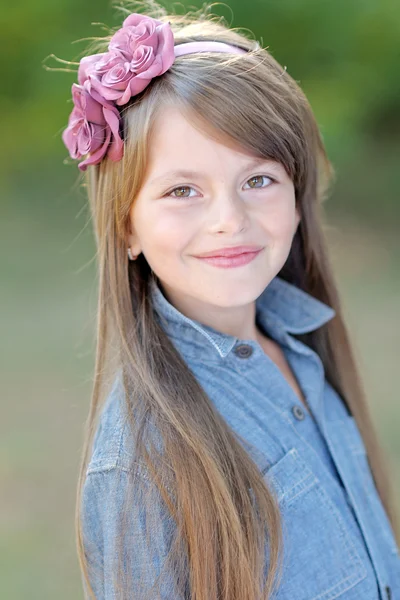 Ritratto di una bella bambina con fiori — Foto Stock