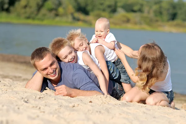 Porträtt av glad familj avkopplande natur sommartid — Stockfoto