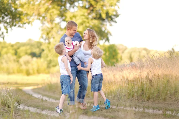 Portret van gelukkige familie ontspannen in de zomer van aard — Stockfoto