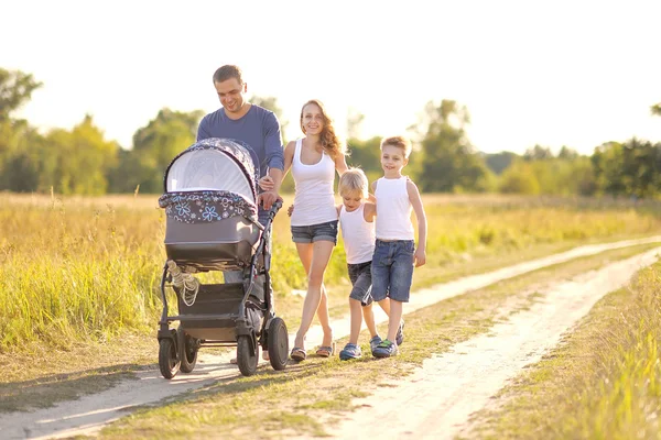 Porträtt av glad familj avkopplande natur sommartid — Stockfoto