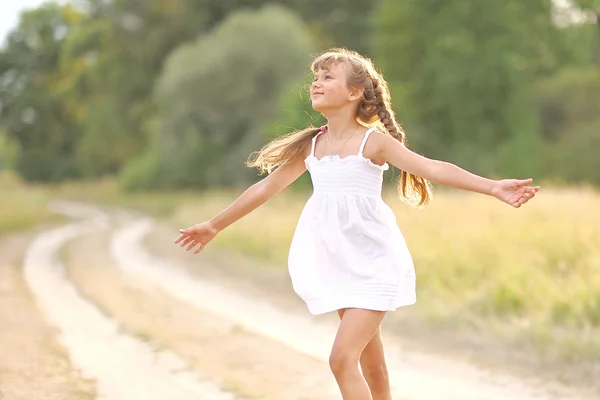 Mooi meisje genieten van de zomerzon — Stockfoto