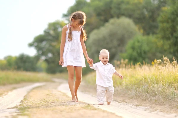 Hermano pequeño y hermana en la naturaleza de verano —  Fotos de Stock