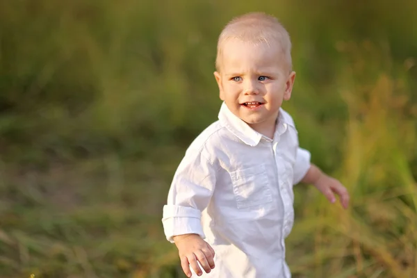 Retrato de un niño jugando en la naturaleza de verano —  Fotos de Stock