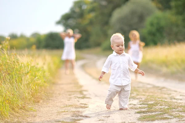 Retrato de um menino brincando na natureza de verão — Fotografia de Stock