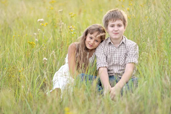 Malý bratr a sestra v letní přírodě — Stock fotografie
