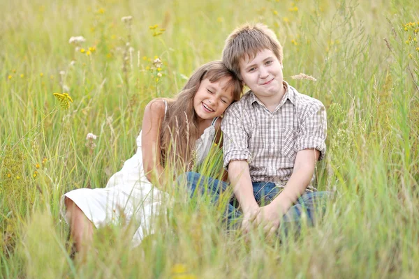 Маленький брат и сестра летом на природе — стоковое фото