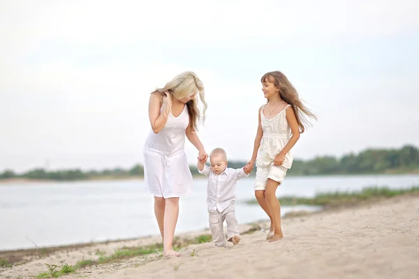 Maman avec fils et fille dans la nature d'été — Photo