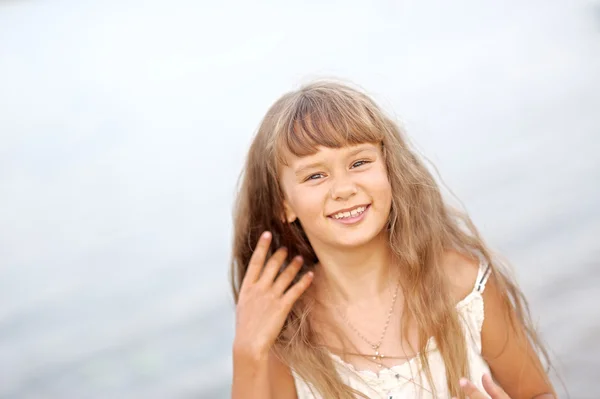 Portrait of a little girl in summer nature — Stock Photo, Image