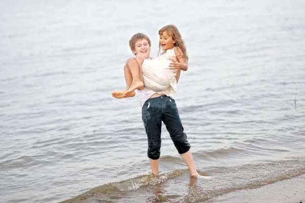 Πορτρέτο του ένα αγόρι και κορίτσι, παίζοντας στην παραλία — Φωτογραφία Αρχείου