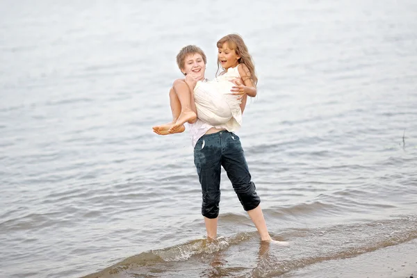 Ritratto di un ragazzo e una ragazza che giocano sulla spiaggia — Foto Stock