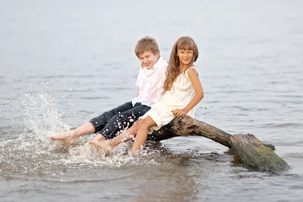 Portrait of a boy and girl playing on the beach — Stock Photo, Image
