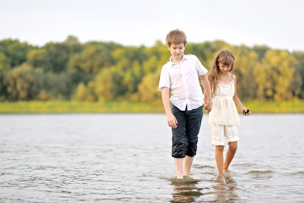 Portrait of a boy and girl playing on the beach — Stock Photo, Image