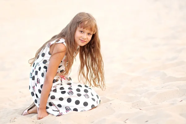 Ritratto di una bambina nella natura estiva — Foto Stock