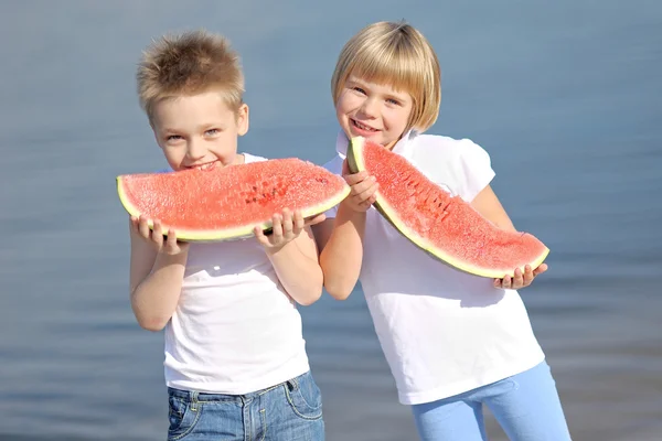 Portret van een jongen en een meisje op het strand in de zomer — Stockfoto