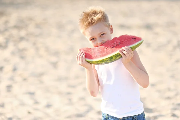 在夏天的海滩上的小男孩的肖像 — 图库照片