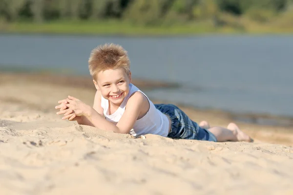 在夏天的海滩上的小男孩的肖像 — 图库照片